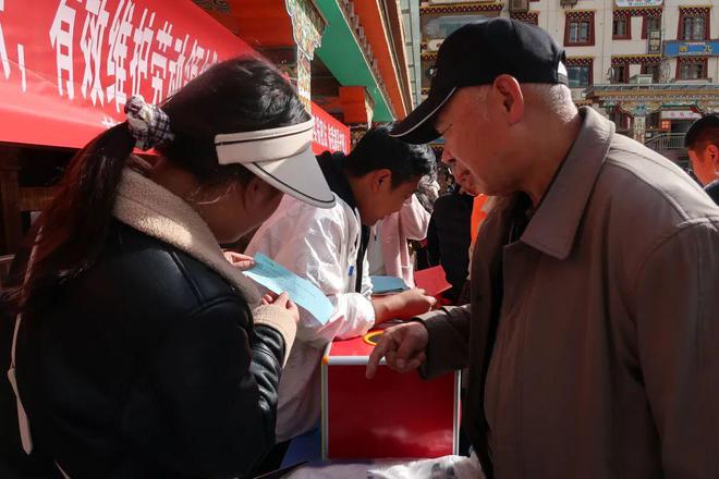 甘孜州BB电子各地开展全民国家安全教育日宣传活动推动总体国家安全观深入人心(图2)