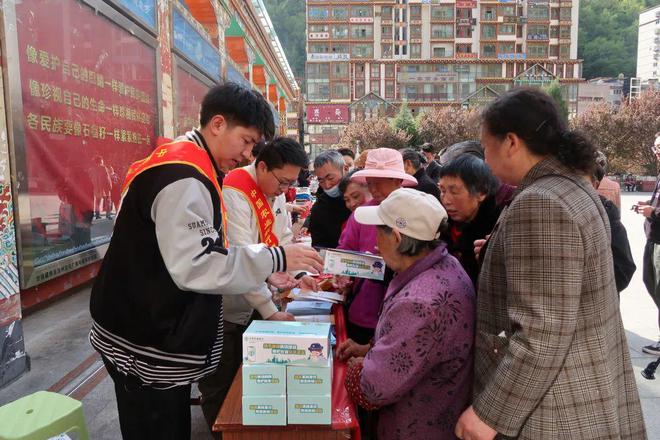 甘孜州BB电子各地开展全民国家安全教育日宣传活动推动总体国家 