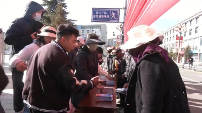 甘孜州BB电子各地开展全民国家安全教育日宣传活动推动总体国家安全观深入人心(图10)