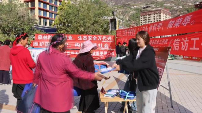 甘孜州BB电子各地开展全民国家安全教育日宣传活动推动总体国家安全观深入人心(图13)
