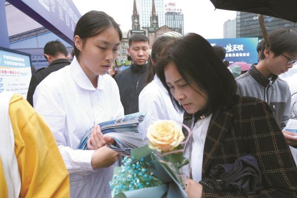 BB电子大雨难阻火爆 宁波这场职业教育咨询活动受追捧(图2)