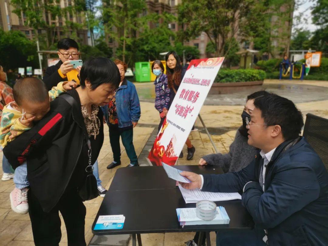 努力为群众提供优质教育服务 成都市天涯石小学逸景分校开展教育咨询志BB电子愿服务活动(图1)